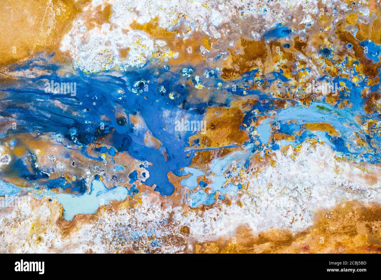 Vista aerea del sottosuolo islandese vulcanico dello zolfo. Sfondo astratto di colore geotermico Foto Stock