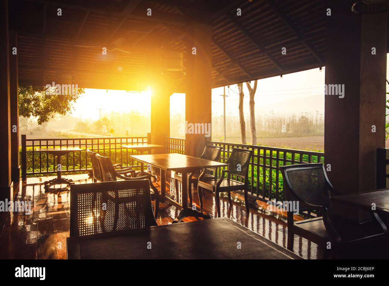 Cucina ristorante interno concetto: Tavoli da ristorante all'aperto vuoti al tramonto in serata con vista sulla natura sfondo Foto Stock