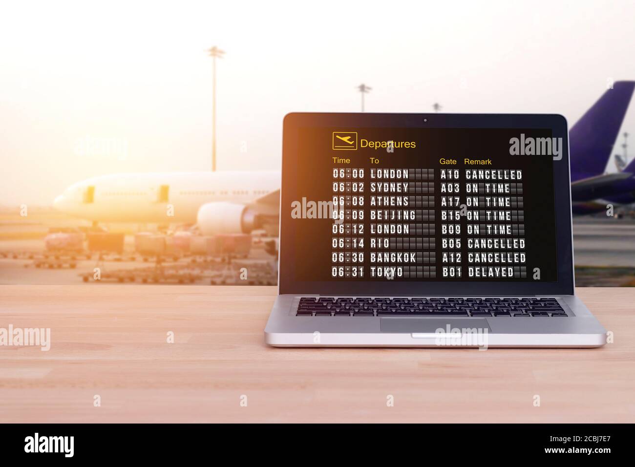 Tecnologia per viaggi confortevoli, turistico, concetto di viaggiatore: Stato di volo su notebook, laptop con aeroporto e sfondo di aeroplano sfocato Foto Stock