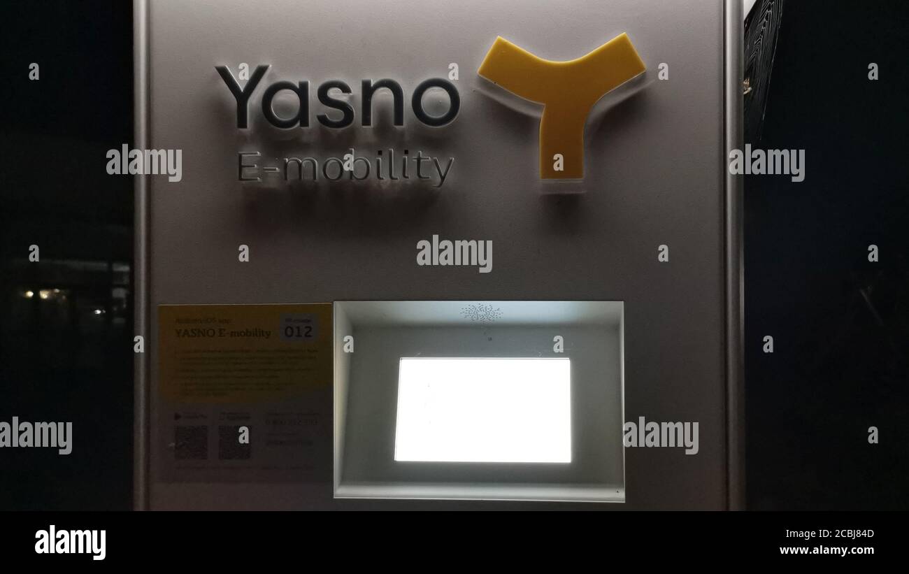 Schermata della rete di ricarica del veicolo elettrico di notte. Rete di stazioni di ricarica Yasno e-Mobility sulla pista Kiev-Odessa. Agosto 2020, Kiev Ucraina Foto Stock