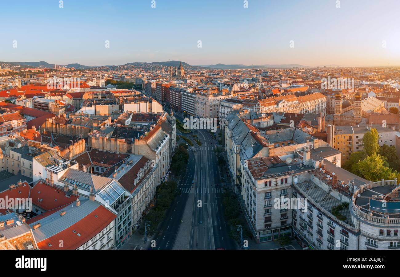 Il paesaggio urbano aereo della città di Budapest comprendeva il viale Karoly. Via Dohany sinagoga sulla sinistra Basilica di San Stphen cupola si trova al centro di Foto Stock