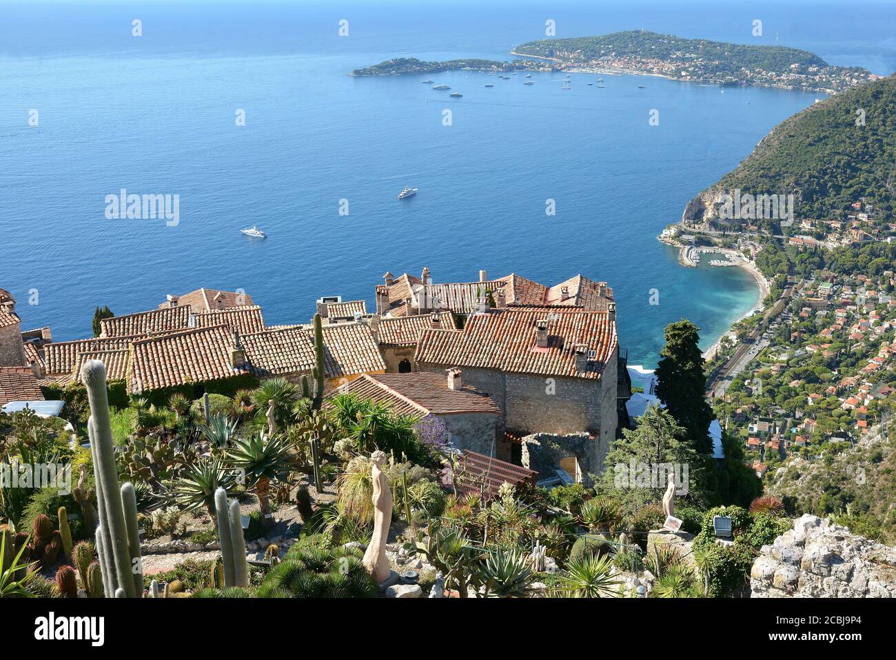 Francia, costa azzurra, il villaggio di Eze è un luogo rinomato e famoso mondo per la vista sul mare mediterraneo dalla scogliera in cima alla collina. Foto Stock