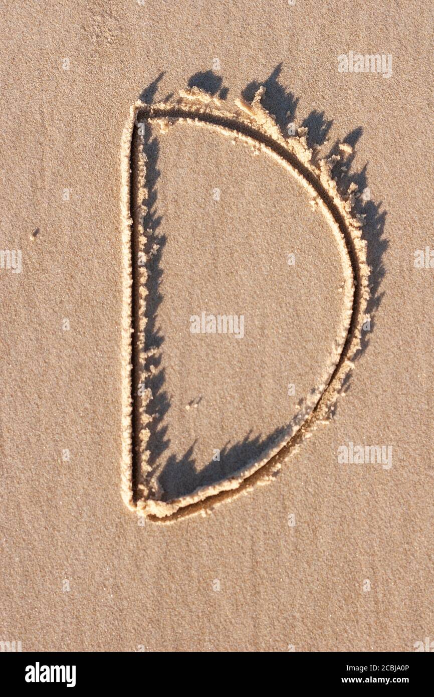 D - lettera alfabetica scritta sulla sabbia Foto Stock
