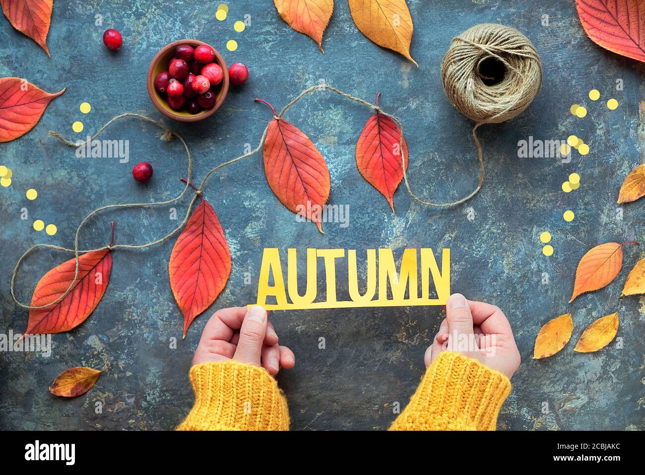 Decorazioni autunnali realizzate a casa con materiale naturale senza plastica. Testo cartaceo Autunno in mani femminili. Foto Stock