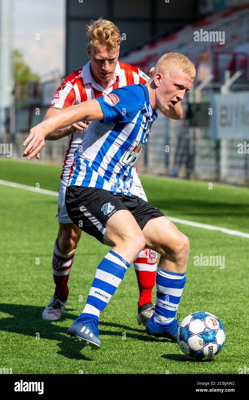 OSS, Paesi Bassi. 14 agosto 2020. OSS, 14-08-2020, TOP Oss Stadium, TOP Oss - Eindhoven, preseason Keuken Kampioen Divisie 2020/2021. PRIMO giocatore di Oss Youri Loen (L) e il giocatore del FC Eindhoven Valentino Vermeulen (R) durante il GIOCO SUPERIORE Oss - Eindhoven. Credito: Pro Shots/Alamy Live News Foto Stock