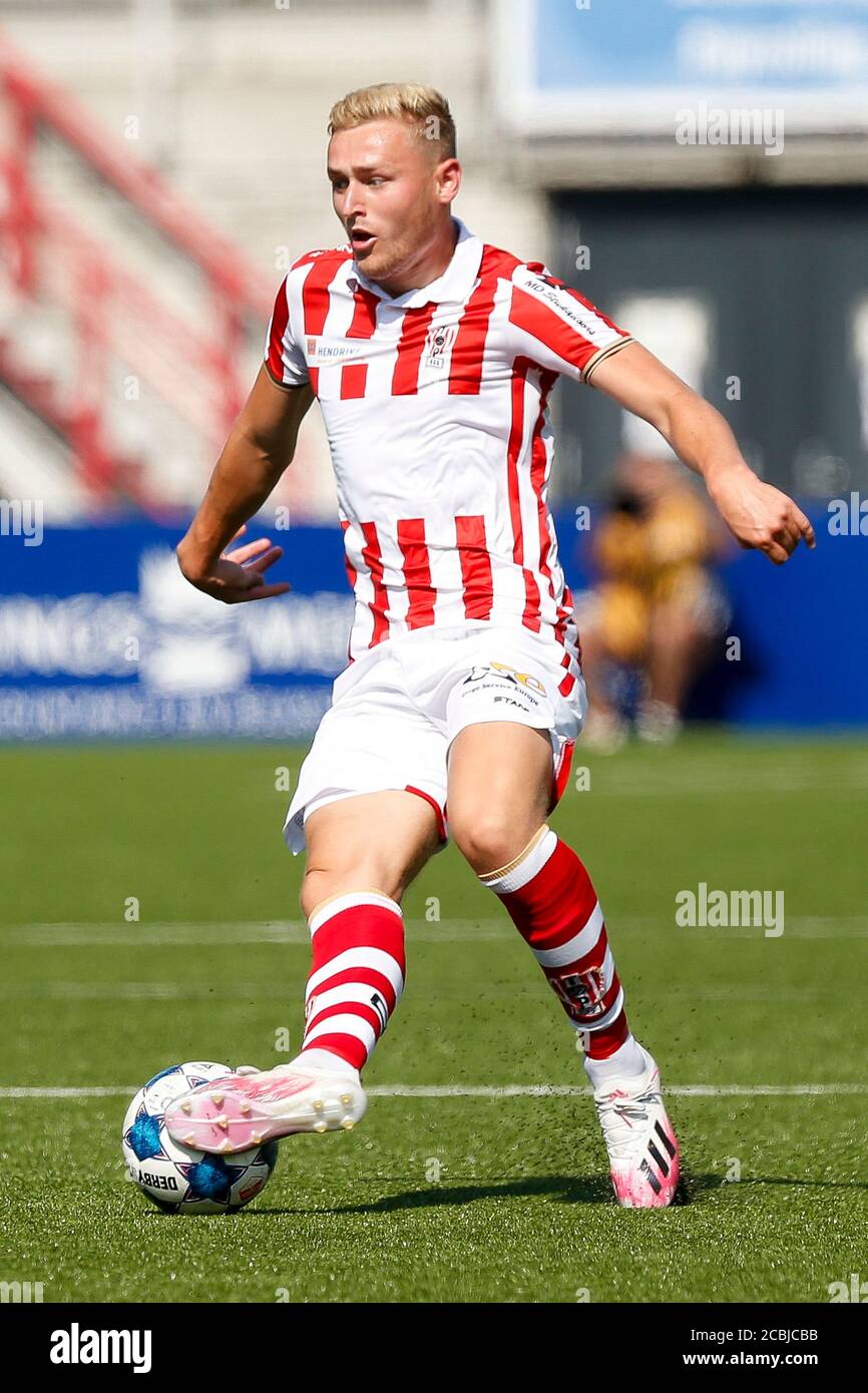 OSS, Paesi Bassi. 14 agosto 2020. OSS, 14-08-2020, TOP Oss Stadium, TOP Oss - Eindhoven, preseason Keuken Kampioen Divisie 2020/2021. TOP Oss giocatore Matthijs van Nispen sulla palla durante il gioco SUPERIORE Oss - Eindhoven. Credito: Pro Shots/Alamy Live News Foto Stock