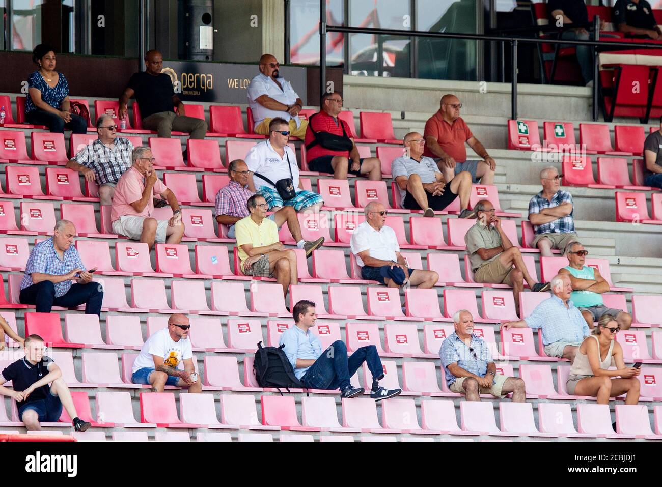 OSS, Paesi Bassi. 14 agosto 2020. OSS, 14-08-2020, TOP Oss Stadium, TOP Oss - Eindhoven, preseason Keuken Kampioen Divisie 2020/2021. Fan DI TOP Oss sugli stand durante il gioco SUPERIORE Oss - Eindhoven. Credito: Pro Shots/Alamy Live News Foto Stock