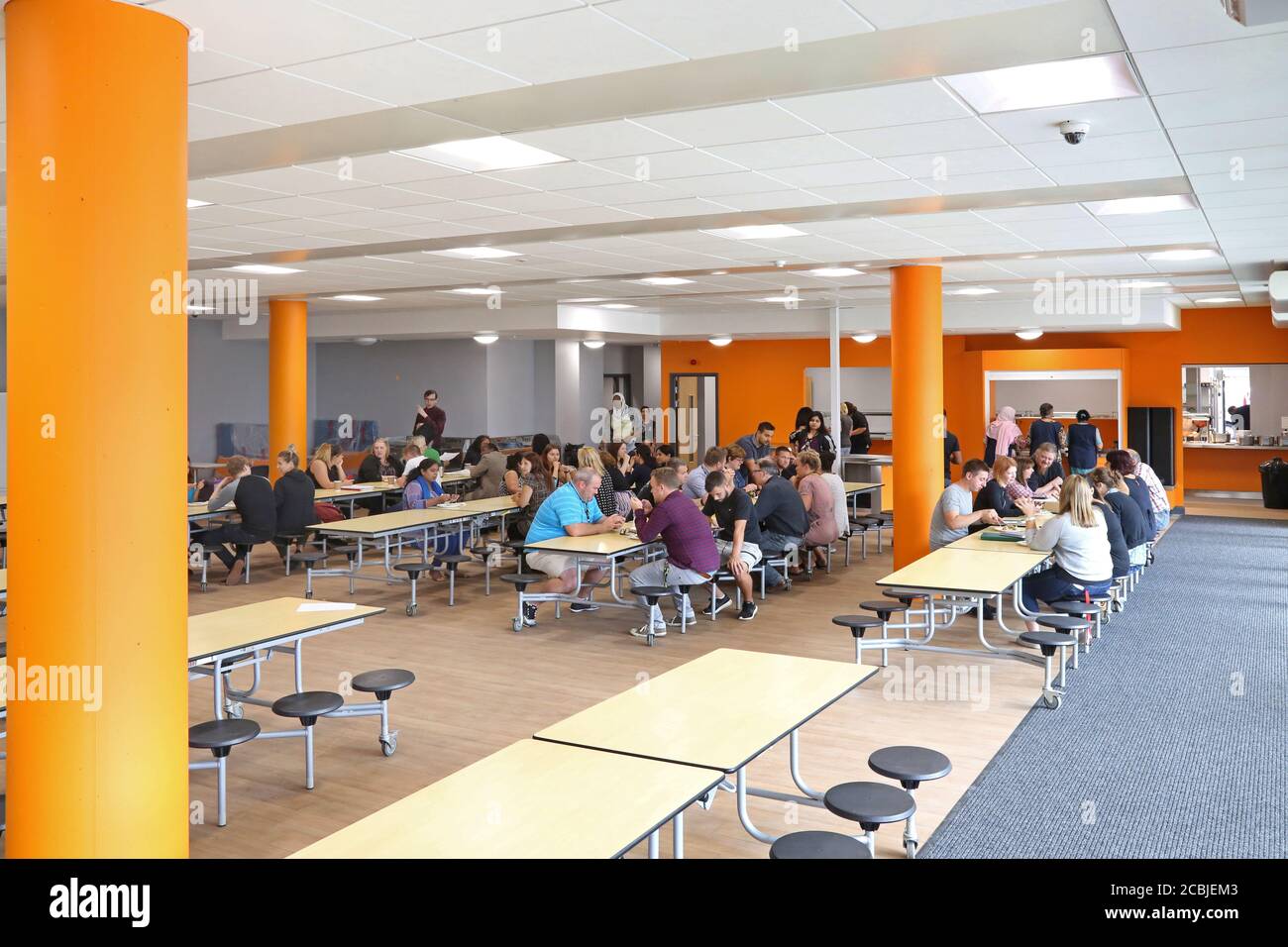 Il personale pranza nella sala da pranzo di una nuova scuola secondaria londinese prima dell'inizio del mandato. Foto Stock