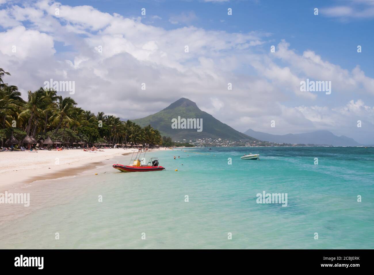 Flic en Flac, isola di Mauritius, marzo 13 2017: Vista panoramica della spiaggia di sabbia e acqua a Flic en Flac sull'isola di Mauritius. Questo è uno dei p Foto Stock