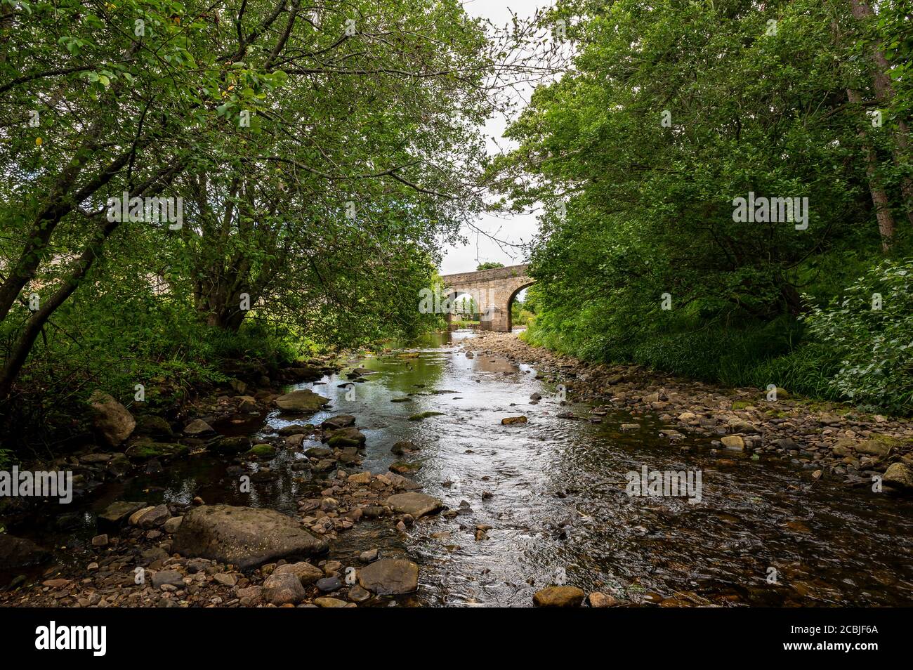 Ponte sul fiume Derwent a Blanchland, Northumberland, Regno Unito Foto Stock