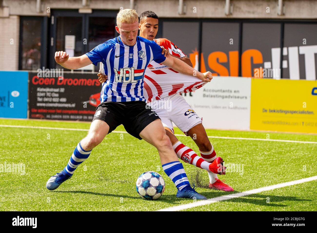 OSS, Paesi Bassi. 14 agosto 2020. OSS, 14-08-2020, TOP Oss Stadium, TOP Oss - Eindhoven, preseason Keuken Kampioen Divisie 2020/2021. Il giocatore del FC Eindhoven Valentino Vermeulen (L) e IL primo giocatore di Oss Ruben Roosken (R) durante il GIOCO IN CIMA Oss - Eindhoven. Credito: Pro Shots/Alamy Live News Foto Stock