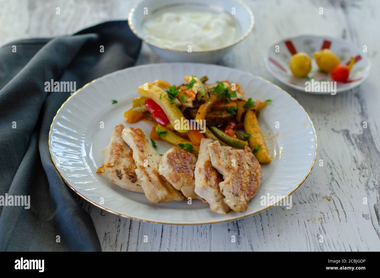 Pollo alla griglia e verdure con concetto di alimentazione sana, Foto Stock