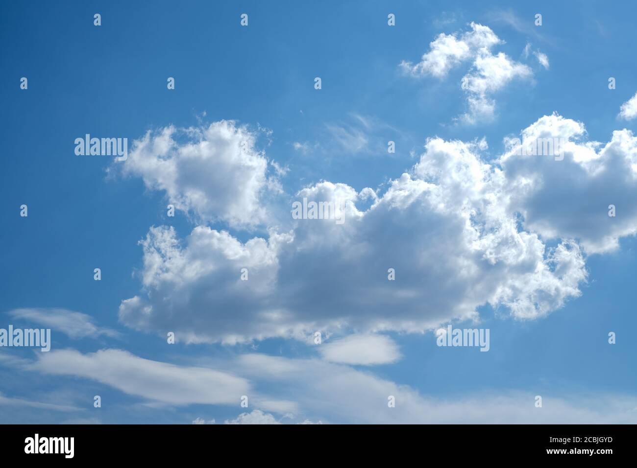 Nuvole galleggianti nel cielo blu Foto Stock