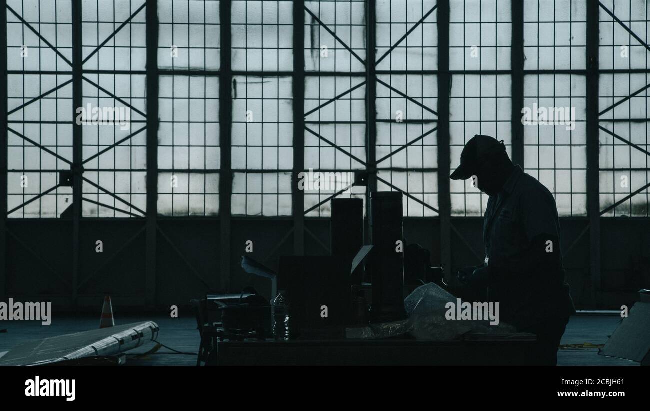 Gli ingegneri che lavorano su aerei in manutenzione aeromobili factory Foto Stock