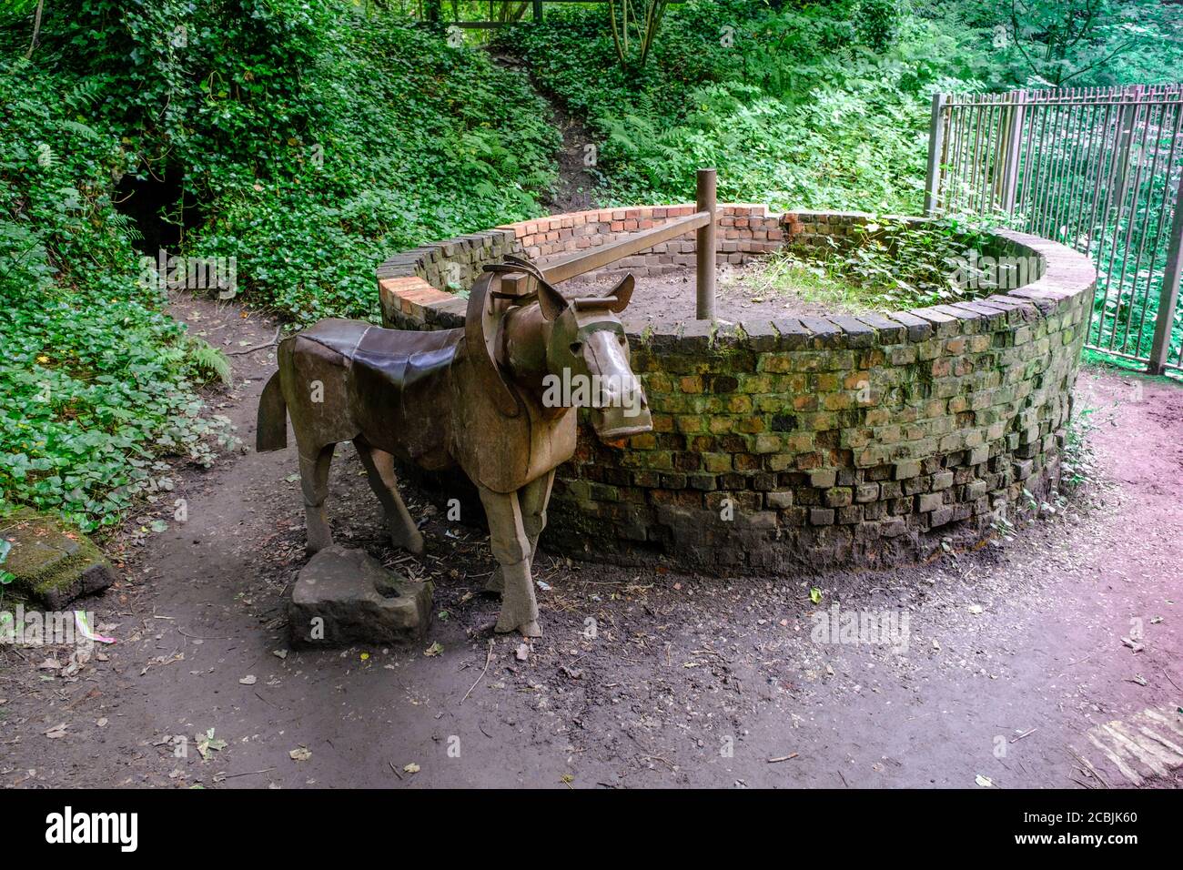 Statua del cavallo che tira la ruota in una collisione di terra bagnata in disuso nel Clifton Country Park, Salford, Greater Manchester, Regno Unito Foto Stock