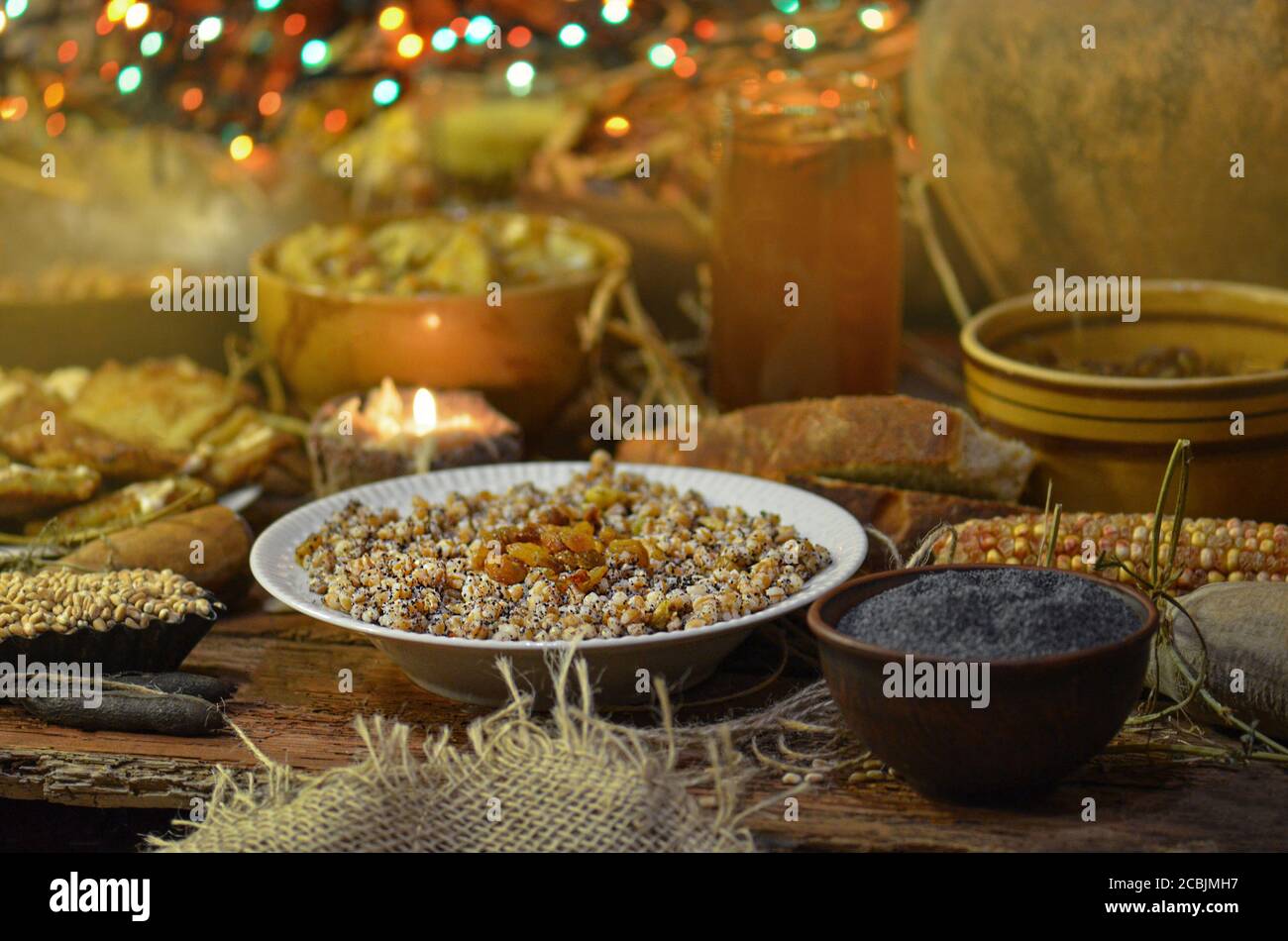 Compote uzvar bevanda da frutta secca e miele. Kutia di grano dolce con noci, semi di papavero, frutta secca Foto Stock