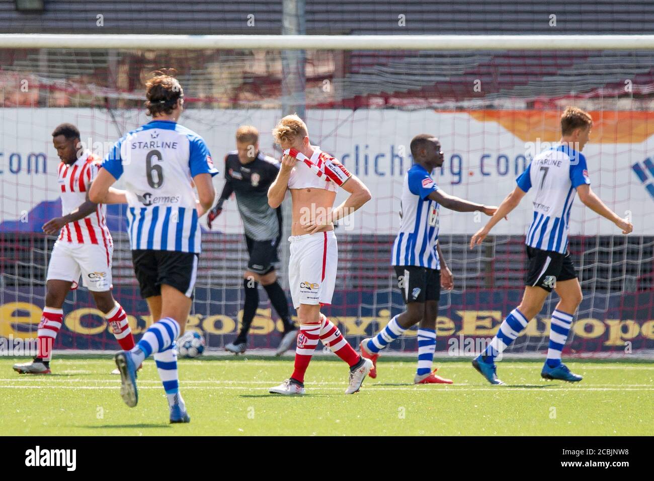 OSS, Paesi Bassi. 14 agosto 2020. OSS, 14-08-2020, TOP Oss Stadium, TOP Oss - Eindhoven, preseason Keuken Kampioen Divisie 2020/2021. Il giocatore TOP Oss Youri Loen (C) si è espulso durante il gioco TOP Oss - Eindhoven. Credito: Pro Shots/Alamy Live News Foto Stock