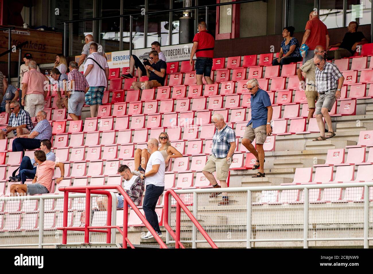 OSS, Paesi Bassi. 14 agosto 2020. OSS, 14-08-2020, TOP Oss Stadium, TOP Oss - Eindhoven, preseason Keuken Kampioen Divisie 2020/2021. TOP Oss tifosi social divaricare sugli stand durante IL gioco TOP Oss - Eindhoven. Credito: Pro Shots/Alamy Live News Foto Stock