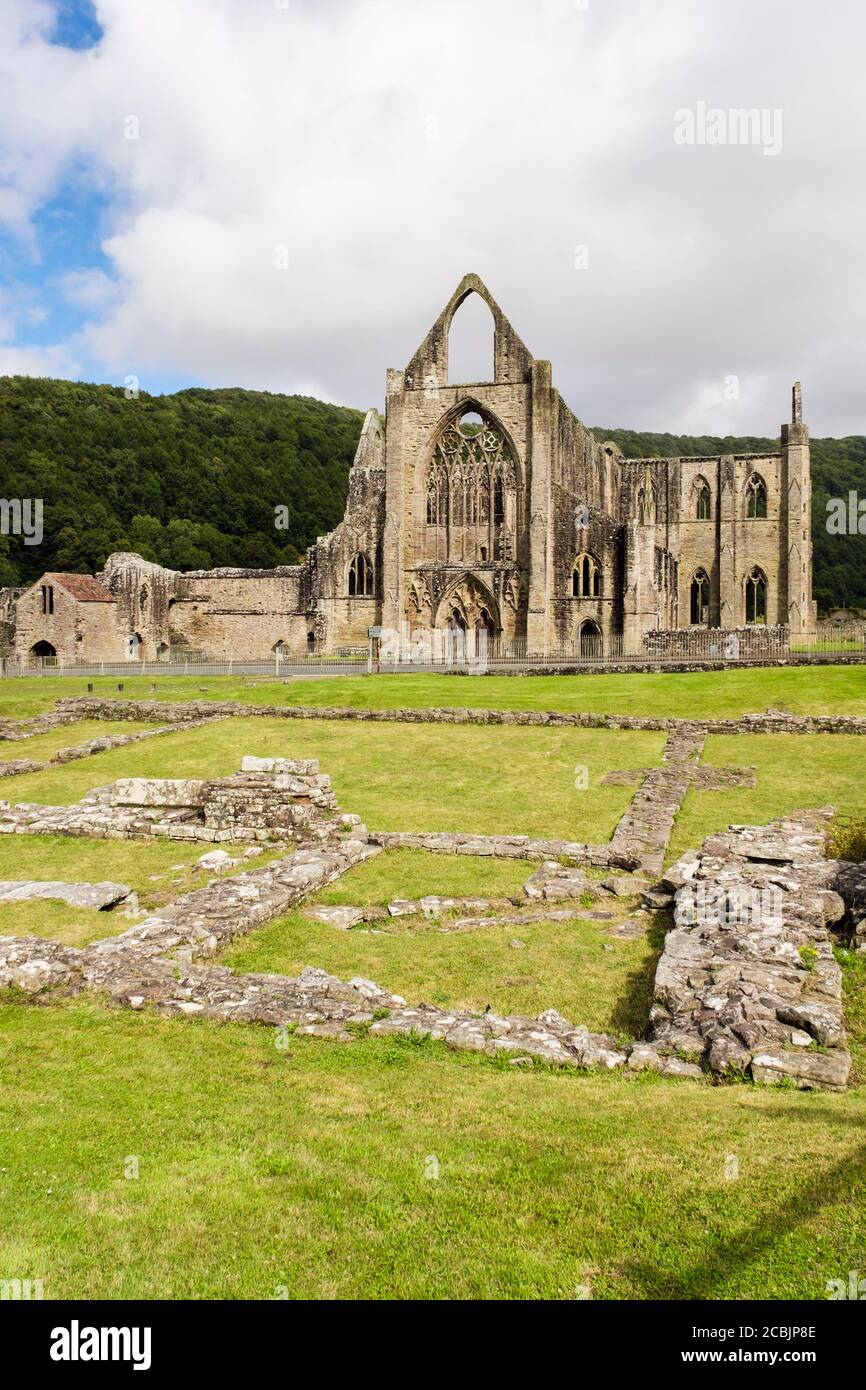 12 ° secolo Tintern Abbey in Wye Valley vicino Chepstow, Monboccuthshire, Galles, Regno Unito, Gran Bretagna Foto Stock