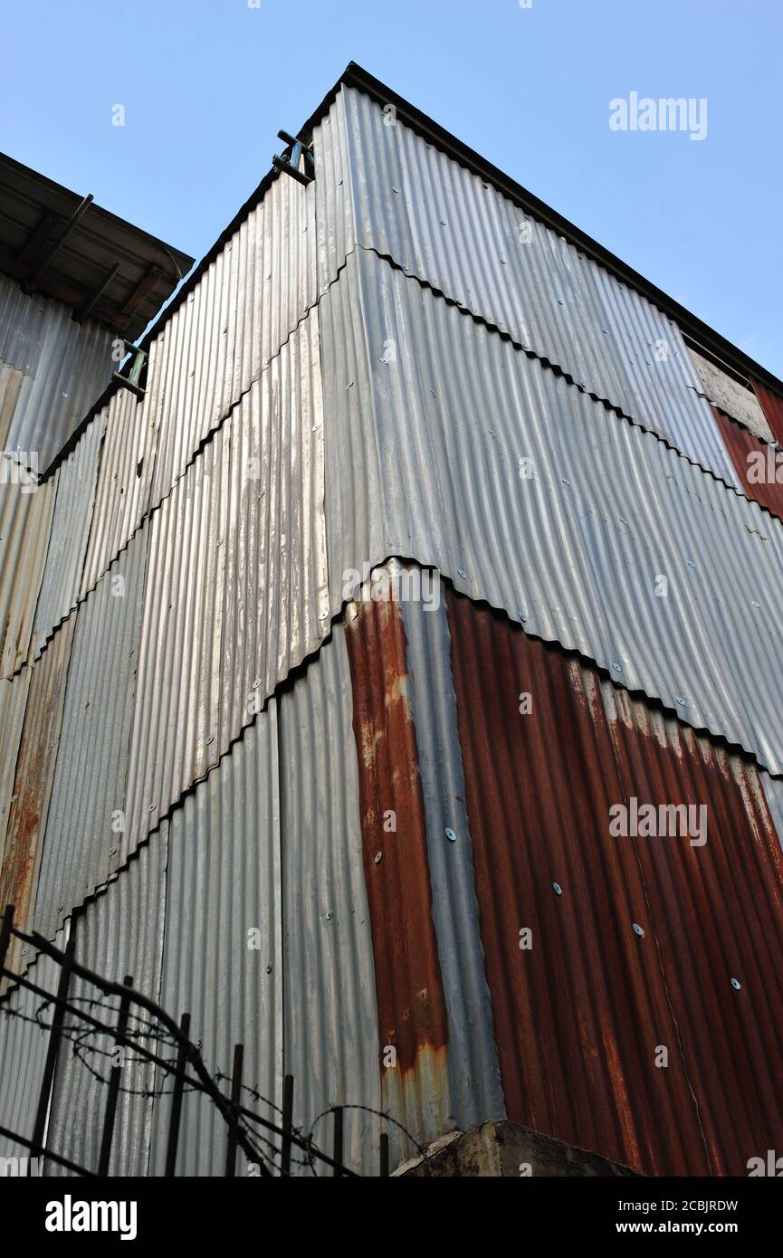 Shack di metallo vicino alle linee ferroviarie Foto Stock