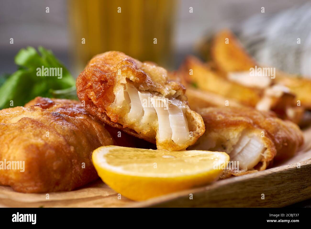 Pesce e patatine con primo piano di limone Foto Stock