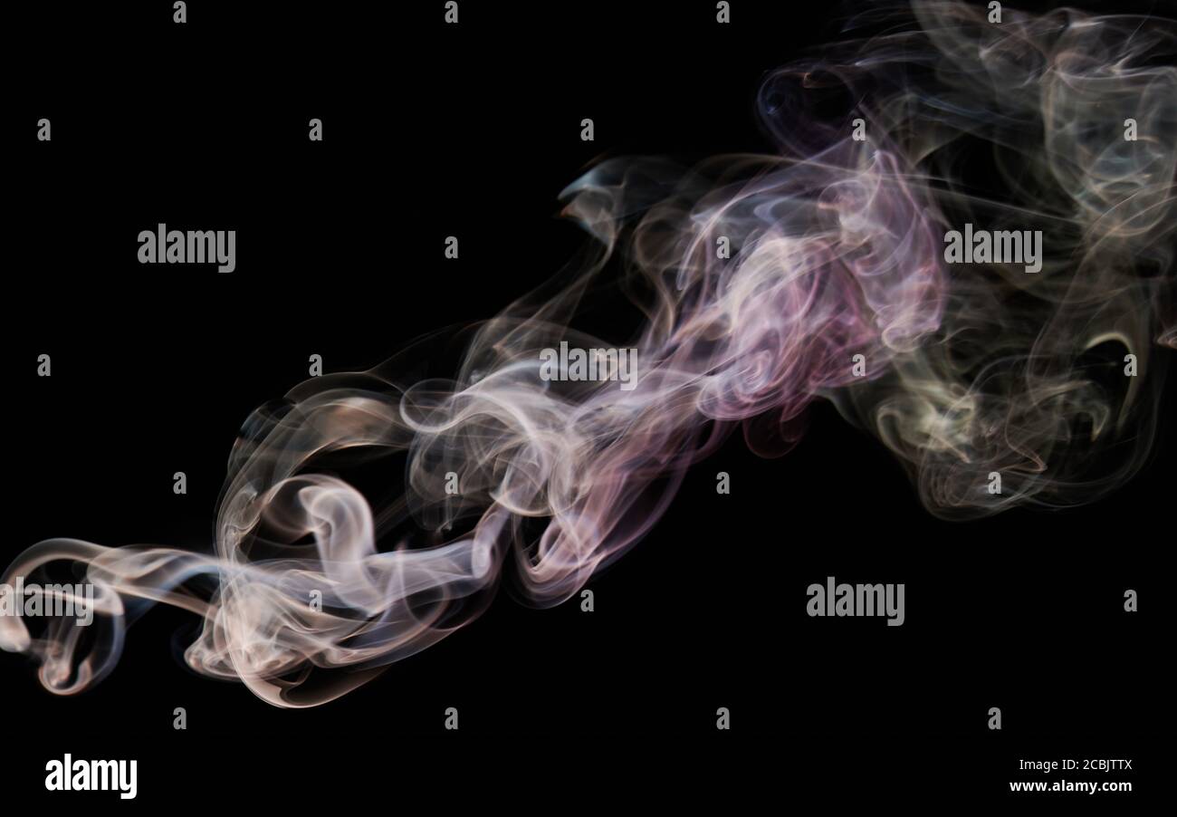 Il fumo mistico trasparente ruota su sfondo nero. Tema di sfondo astratto Foto Stock