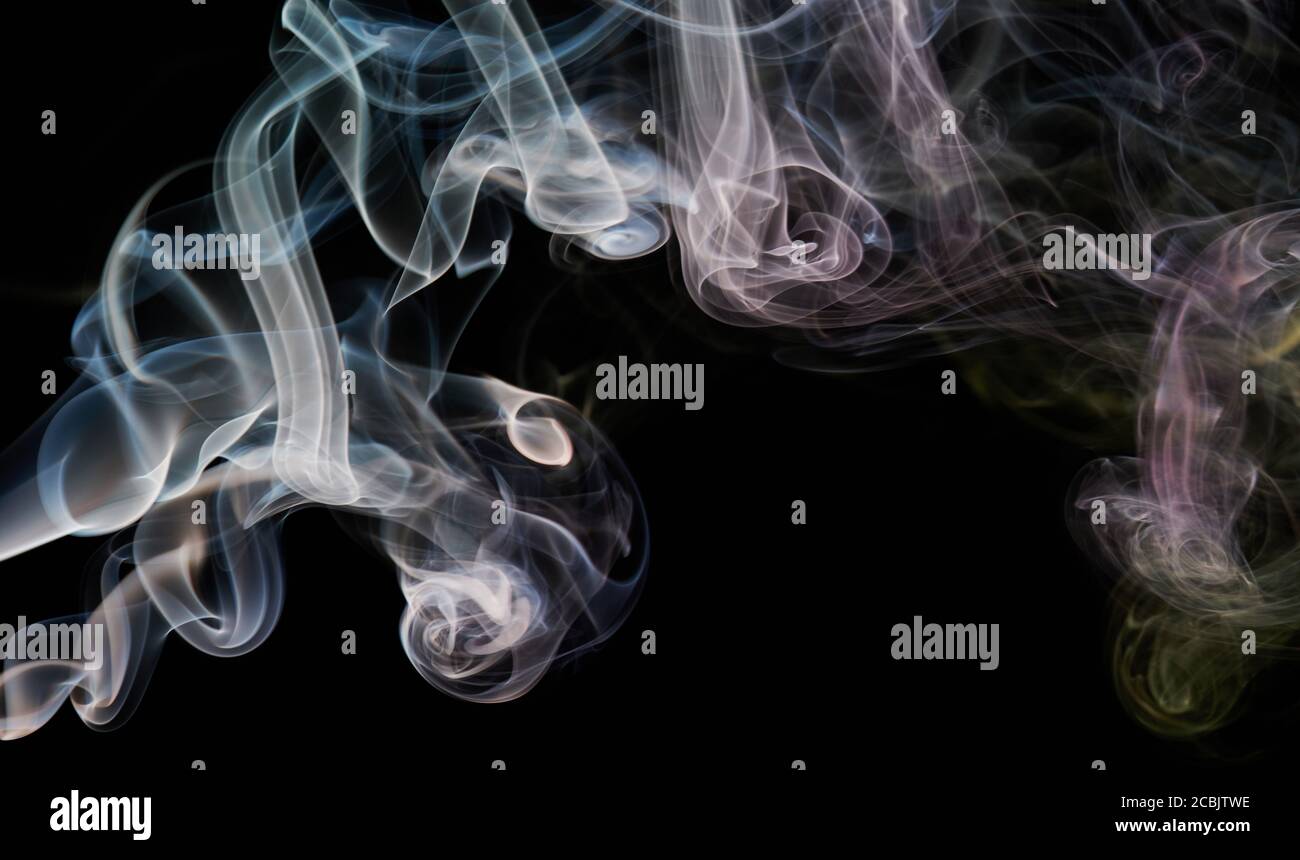 Fuma linee astratte su sfondo nero colorato colore Foto Stock