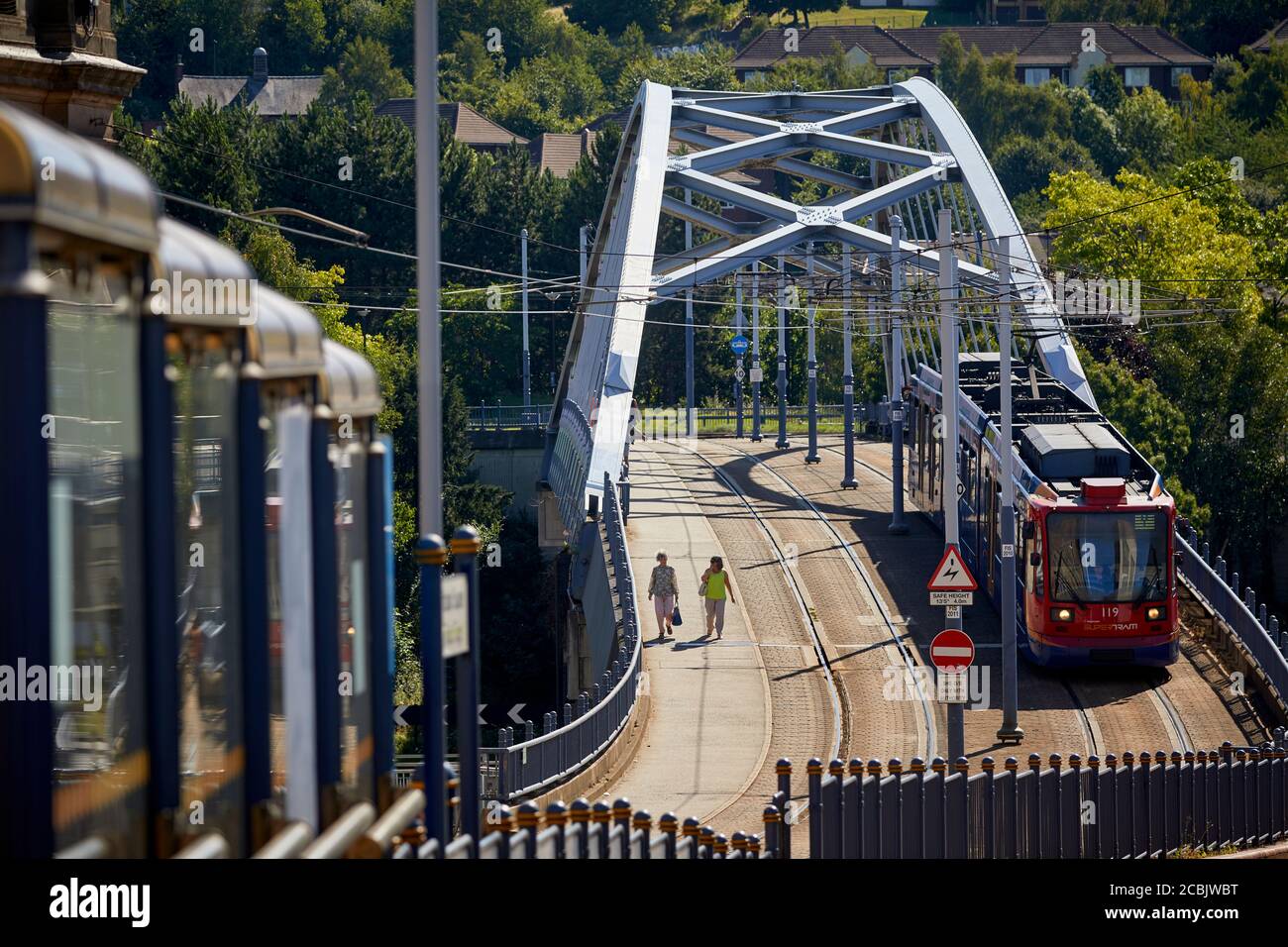 Park Square Bridge o Supertram Bridge Prominent Bridge Sheffield, costruito 1993 bowstring, legato ad arco design Commercial Street a Park Square ro Foto Stock