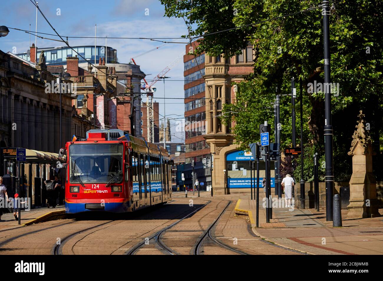 High Street Church Street Cathedral Stagecoach fermata Supertram Sheffield città centro Foto Stock