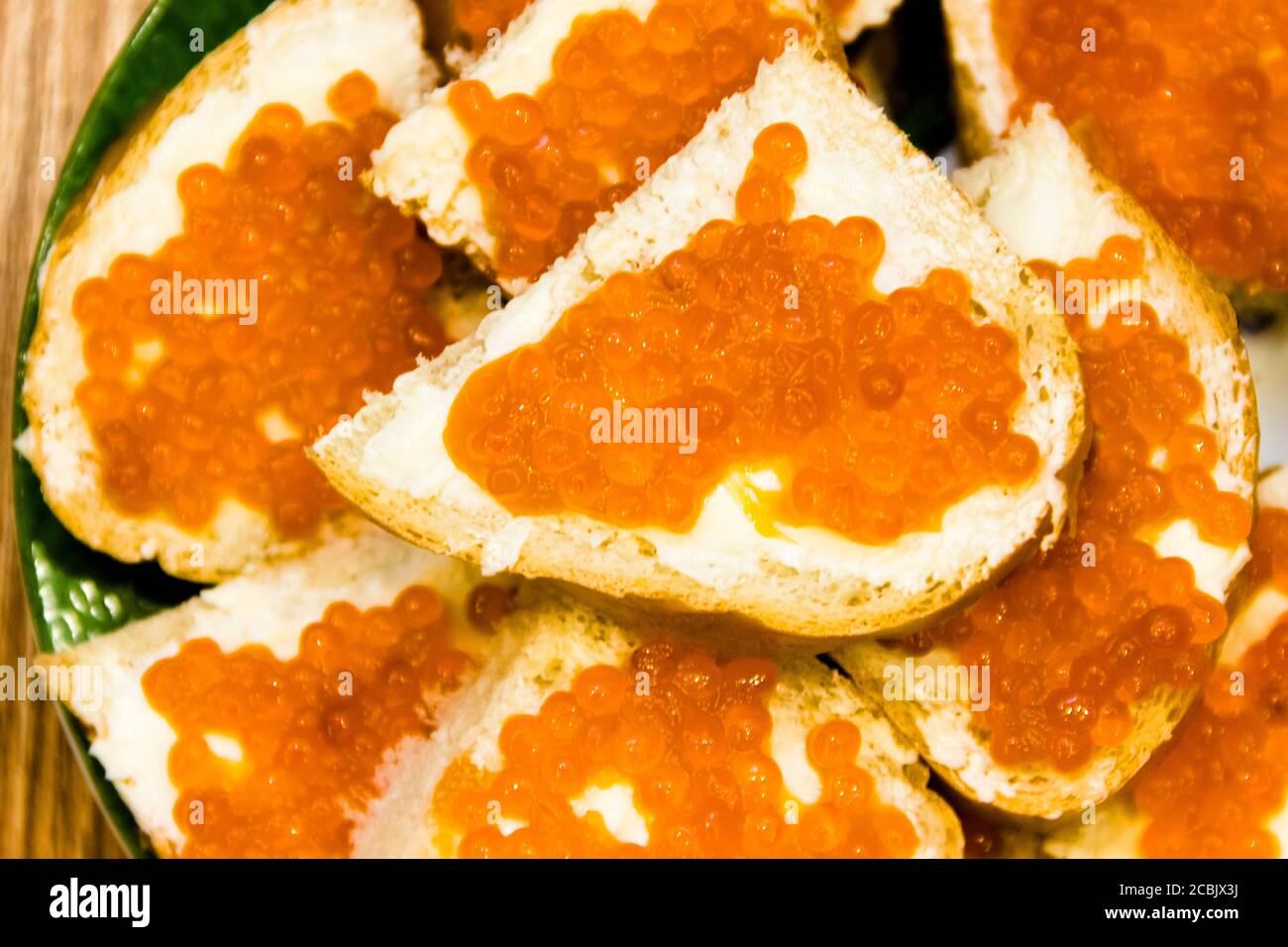 Nella foto dei panini con caviale rosso, Foto Stock