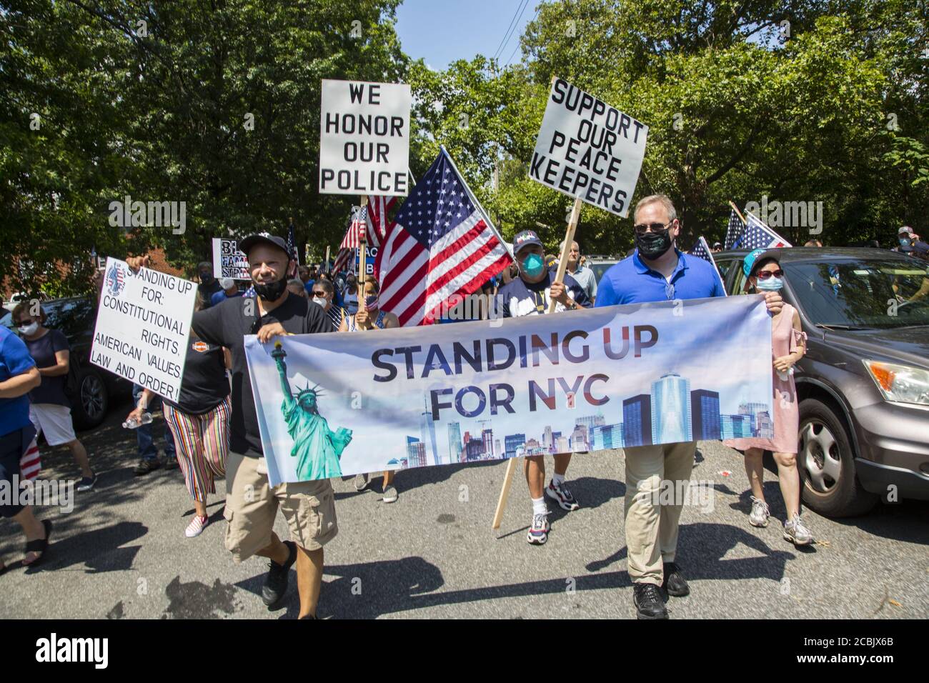 New York City, Marine Park, Brooklyn, Pro- Police Rally: Rally e marzo a sostegno del Dipartimento di polizia di New York e la sua importanza nella lotta contro la criminalità e nel mantenere le comunità al sicuro. I tirocini e la criminalità in generale sono aumentati dopo il trasferimento di fondi ai dipartimenti di polizia in tutto il paese. Foto Stock