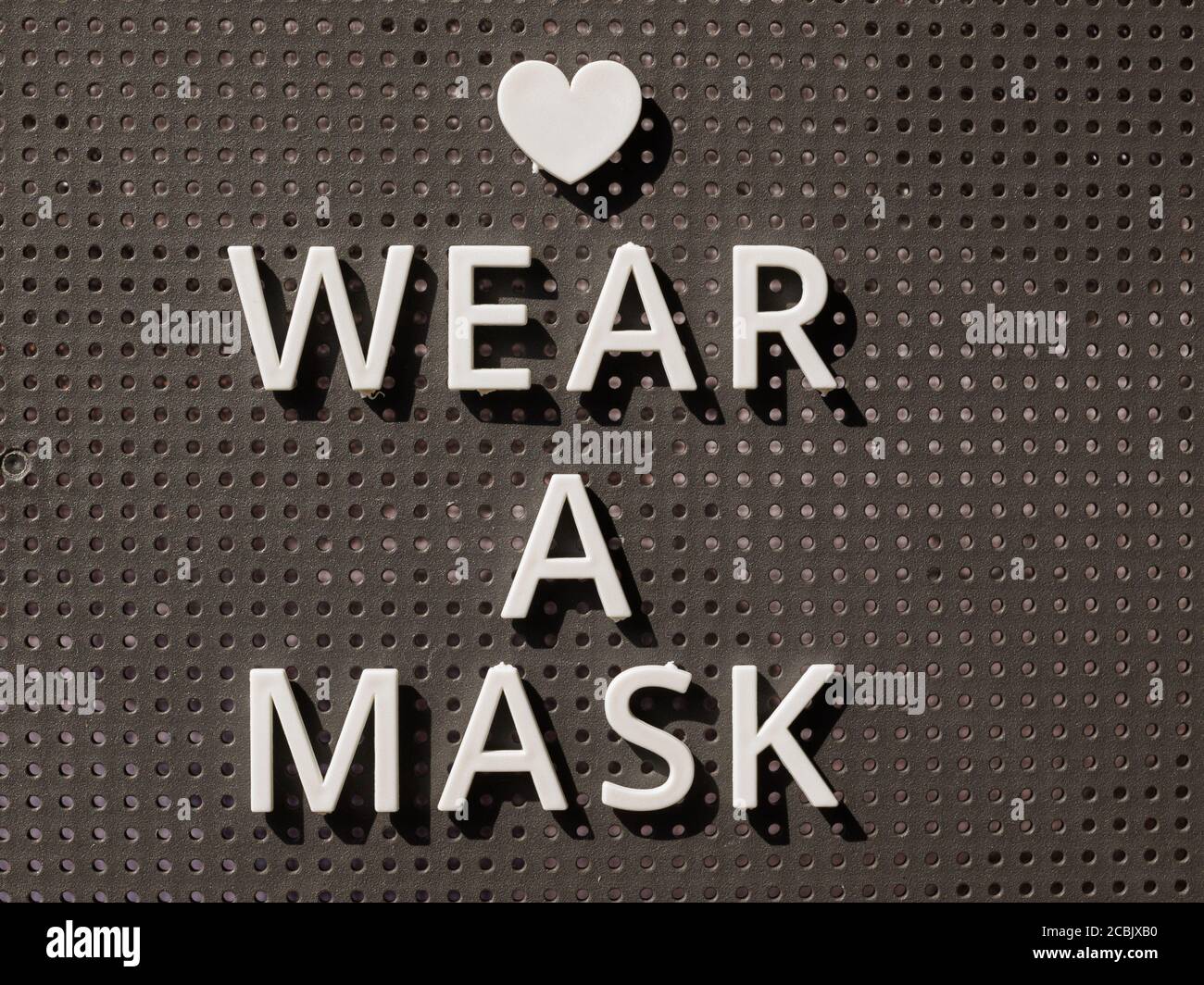Cartello preventivo di avviso sanitario con testo, SI PREGA DI INDOSSARE UNA MASCHERA all'ingresso per la prevenzione del coronavirus. Misura in negozio le attività per la protezione del viso Foto Stock
