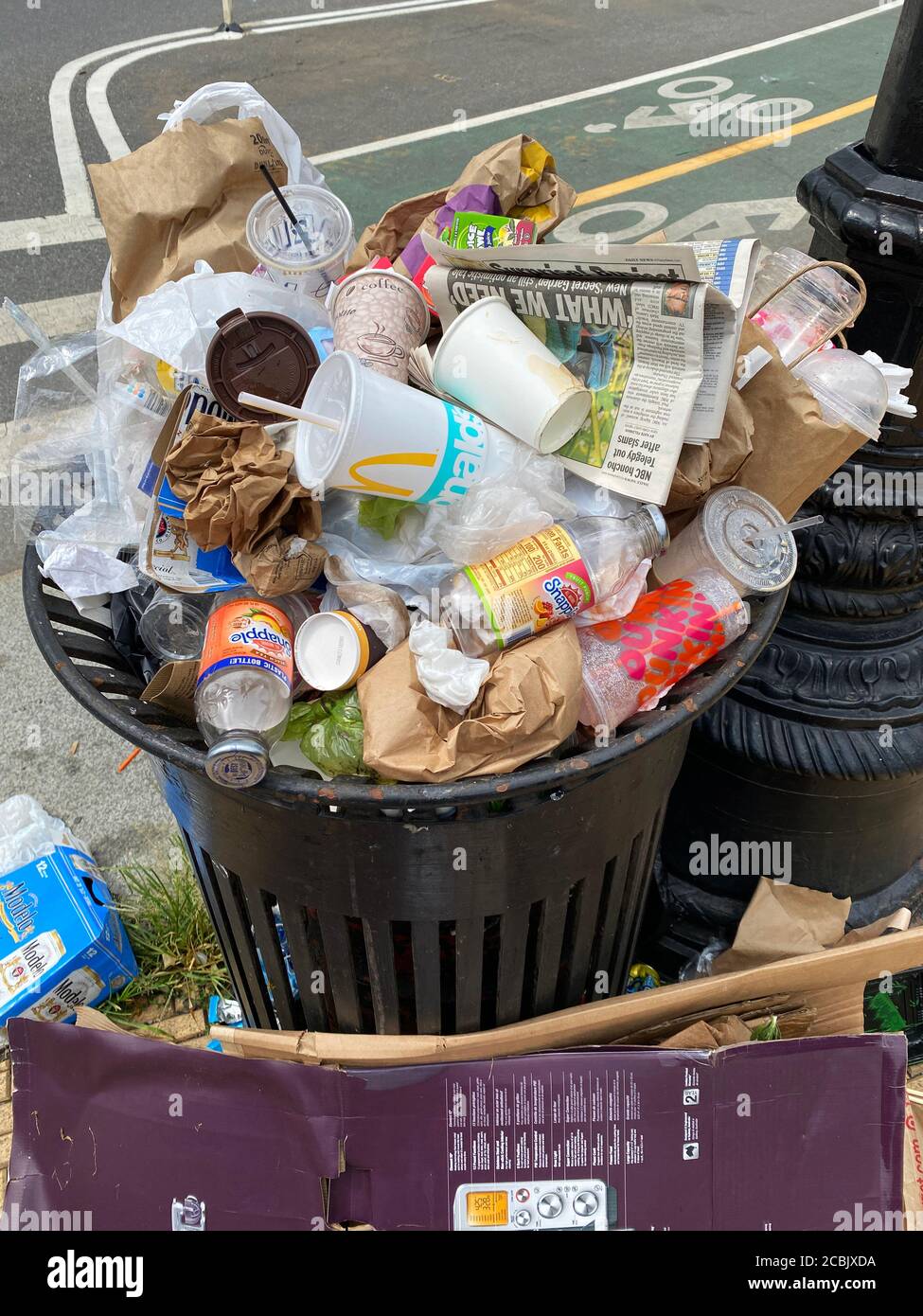 Il cestino traboccante di bottiglie di plastica e vetro, tazze di caffè e  sacchetti di plastica, Prospect Park, Brooklyn NY Foto stock - Alamy
