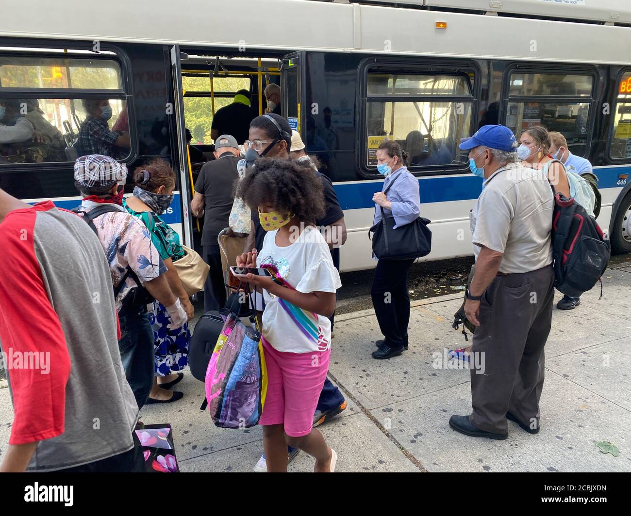 Durante l'altezza di Covid-19 nel 2020 durante l'estate gli autobus erano gratuiti e le maschere facciali erano obbligatorie. Foto Stock