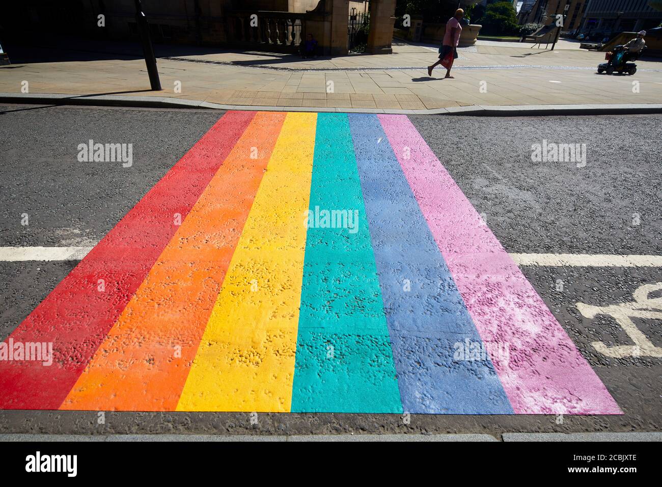 Sheffield rainbow attraversa Pinstone Street mostrando il supporto per la chiave Lavoratori durante la pandemia di Covid19 nella città del South Yorkshire Foto Stock