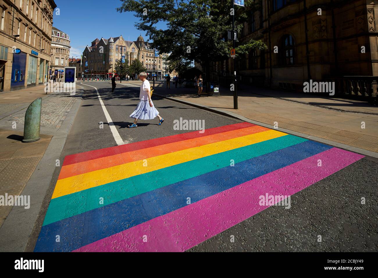 Sheffield rainbow attraversa Pinstone Street mostrando il supporto per la chiave Lavoratori durante la pandemia di Covid19 nella città del South Yorkshire Foto Stock
