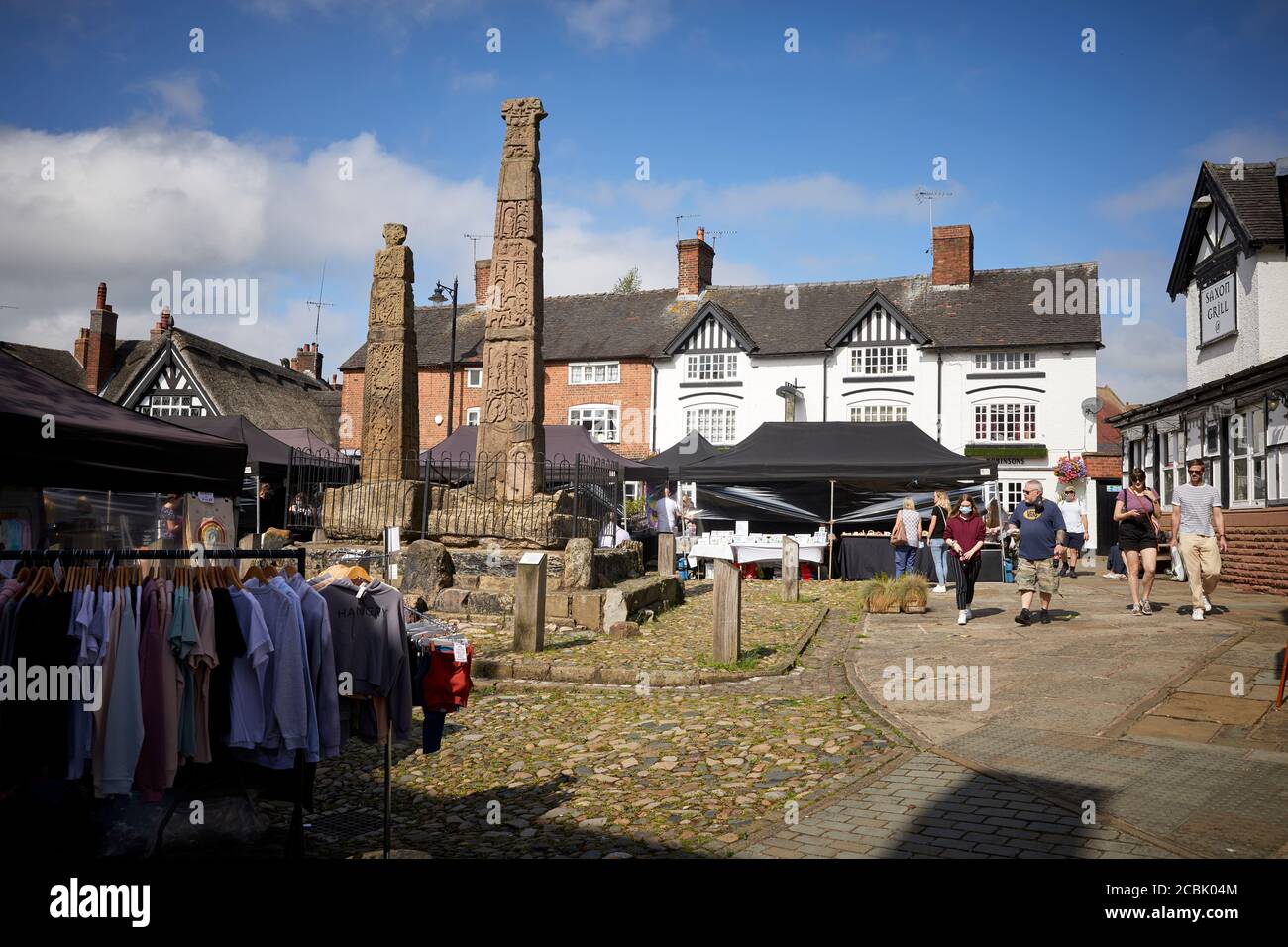 Sandbach città mercato in Cheshire mercato moderno nel vecchio Piazza del mercato con le croci sassoni simbolo Foto Stock