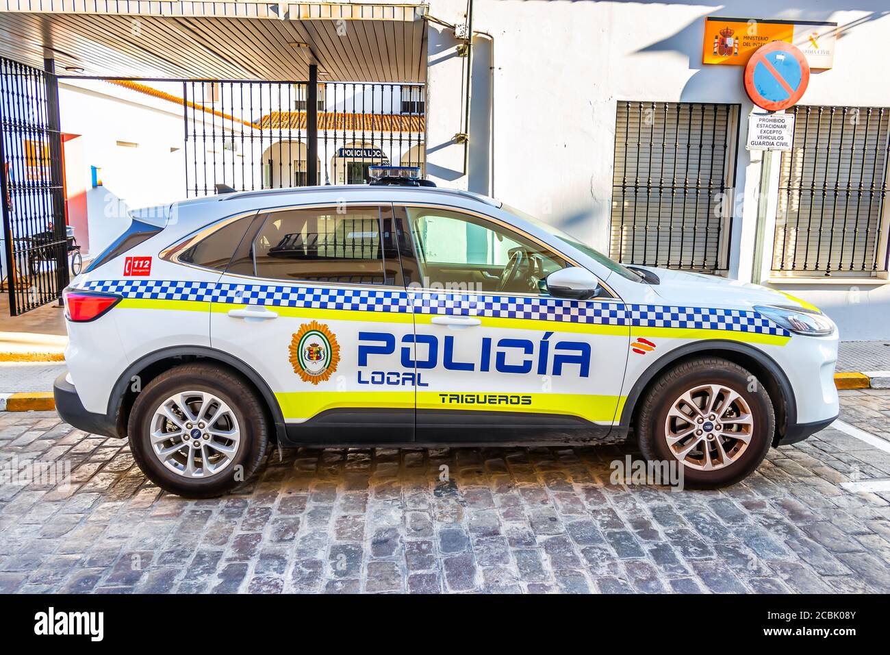 Trigueros, Huelva, Spagna - 13 agosto 2020: Auto della polizia comunale, marchio Ford Kuga, parcheggiata di fronte all'ufficio della polizia Foto Stock