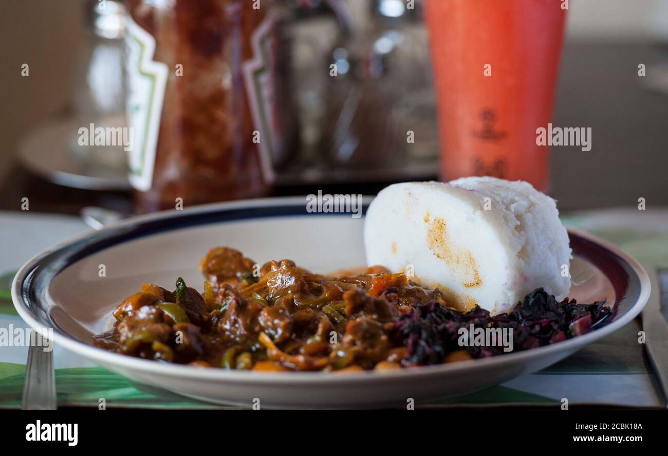 La Nsima, conosciuta anche come ugali o posho, è un pasto principale per milioni di persone in Africa. Una combinazione popolare con il choma di nyama Foto Stock