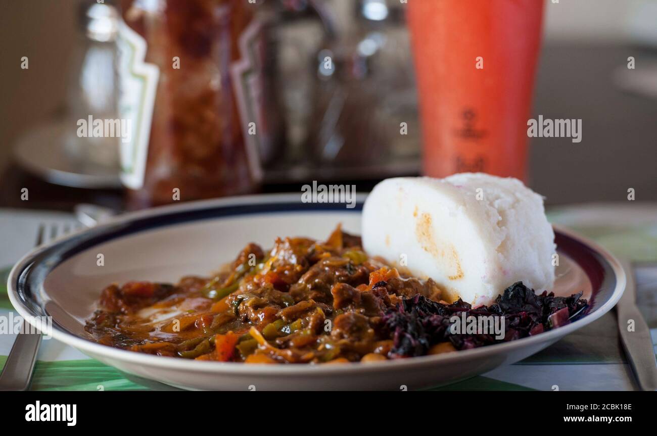 La Nsima, conosciuta anche come ugali o posho, è un pasto principale per milioni di persone in Africa. Una combinazione popolare con il choma di nyama Foto Stock