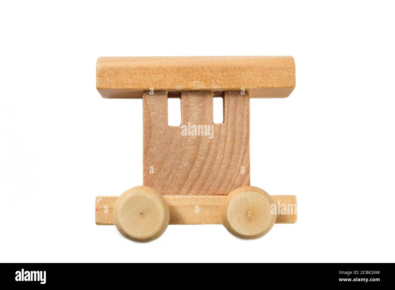 Treno in legno per bambini su bianco. Concetto di scuola per bambini. Giochi educativi Foto Stock