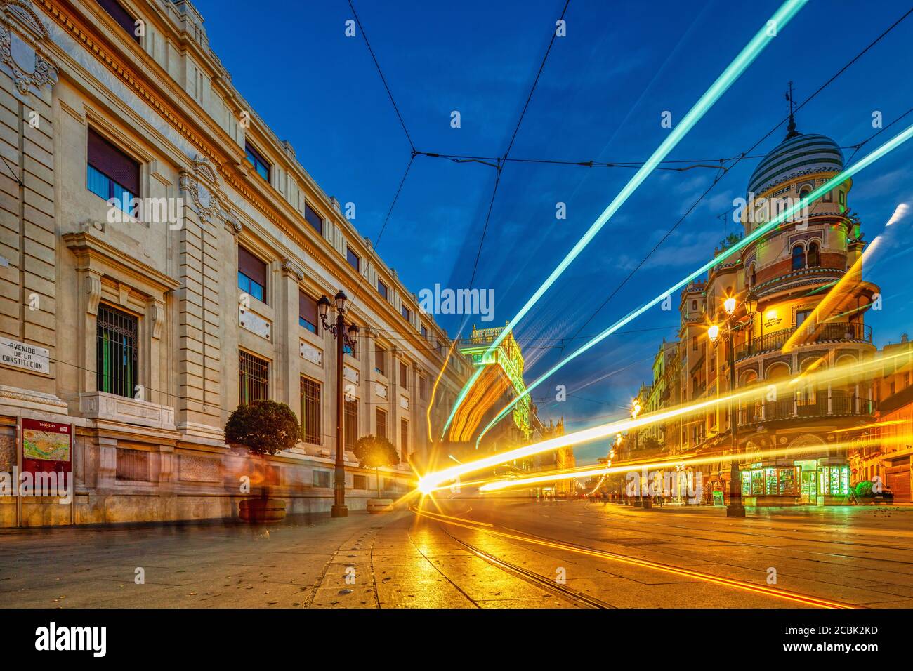 Sentieri di luce di un tram su Constitution Avenue, Siviglia, Spagna Foto Stock