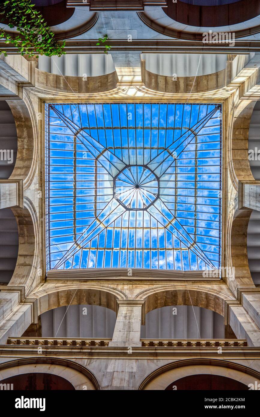 Cortile coperto da un lucernario, edificio Provinciale Archivio storico (ex Palazzo della Corte), Siviglia, Spagna. Foto Stock