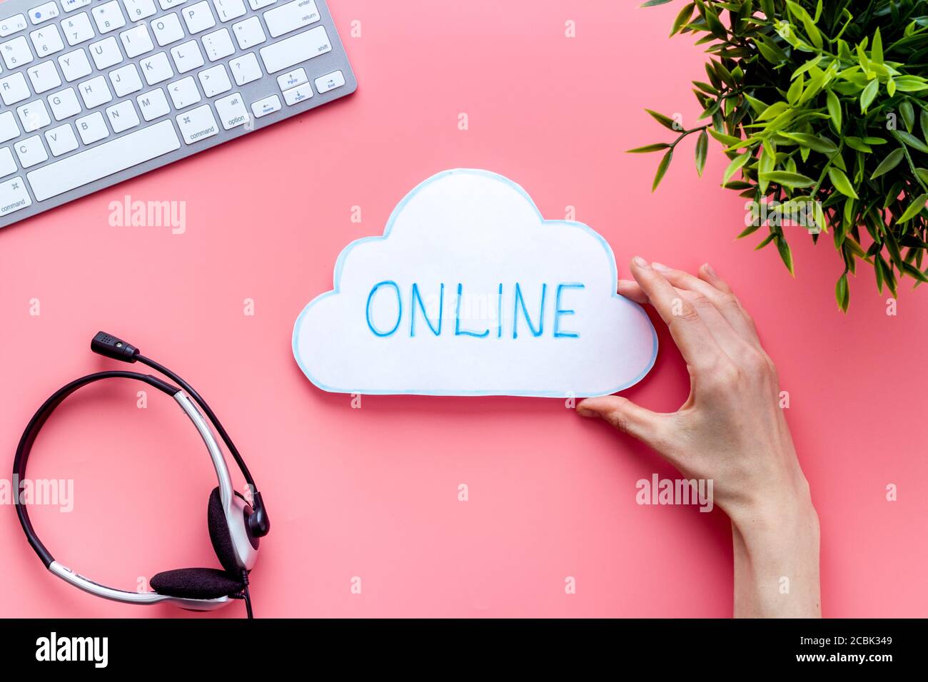 Concetto di networking online. Vista dall'alto del desktop Office Foto Stock
