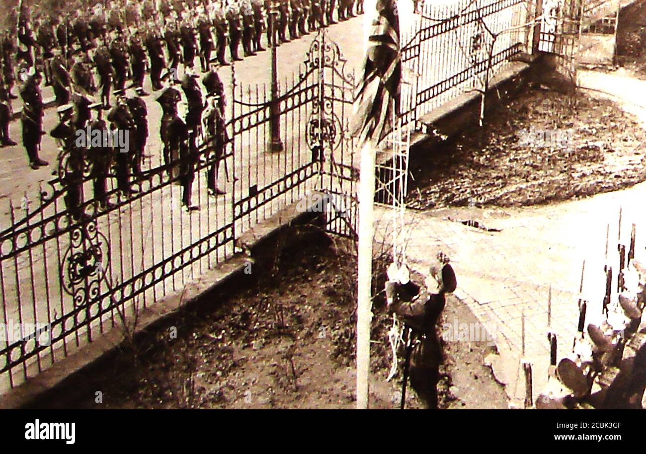Gennaio 1926, le truppe britanniche abbassano la bandiera al loro quartier generale a Colonia, Germania prima di lasciare la città come concordato dal trattato di Versailles dopo la prima guerra mondiale. Foto Stock