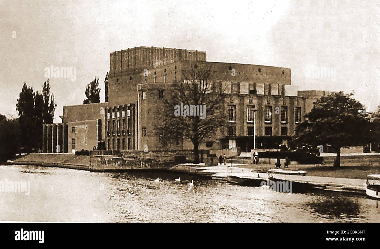 Il nuovo Shakespeare Memorial Theatre (designer Elizabeth Scott) sostituisce il vecchio teatro bruciato il 6 marzo 1926 a Stratford Upon Avon, Inghilterra. Foto Stock