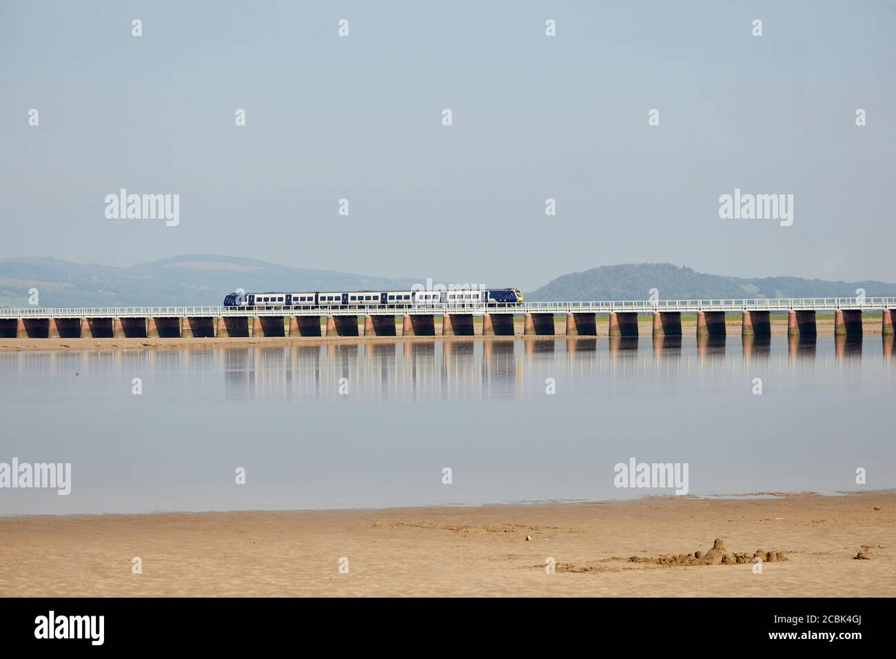 Arnside villaggio Cumbria spiaggia costiera Morecambe Bay, fiume Kent attraversato da una lunga struttura viadotto che porta la linea Carnforth e Whitehaven oltre t Foto Stock