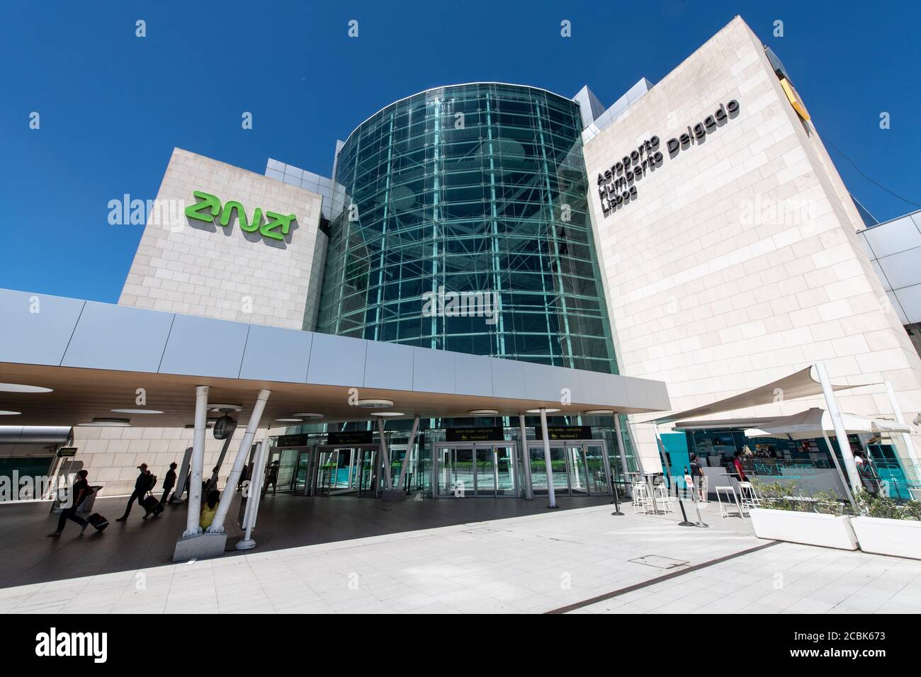 Lissabon, Portogallo. 14 agosto 2020. L'iscrizione 'Aeroporto Humberto Delgado Lisboa' si trova all'ingresso dell'aeroporto. L'aeroporto è il più grande aeroporto commerciale del paese. Credit: Attias Balk/dpa/Alamy Live News Foto Stock