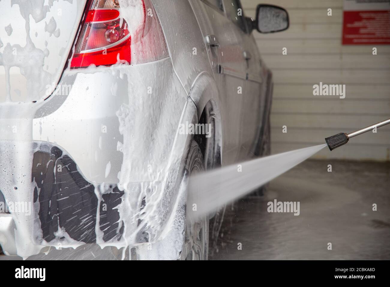 una vista in primo piano del processo di lavaggio interno di auto bagnate Foto Stock