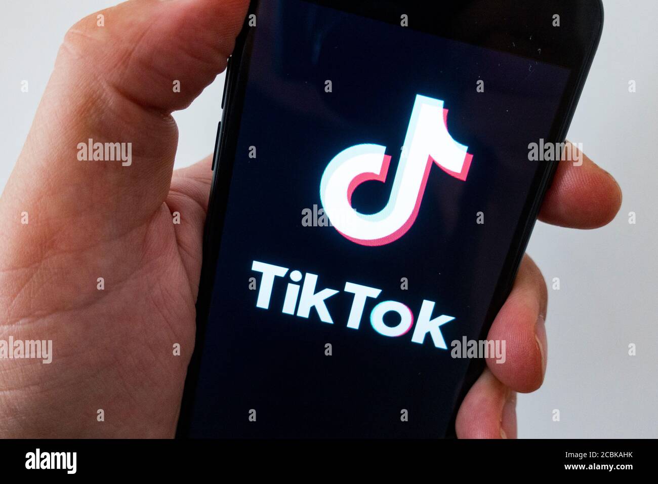 Dettagli dell'app di condivisione video sui social media TikTok su schermo dello smartphone Foto Stock